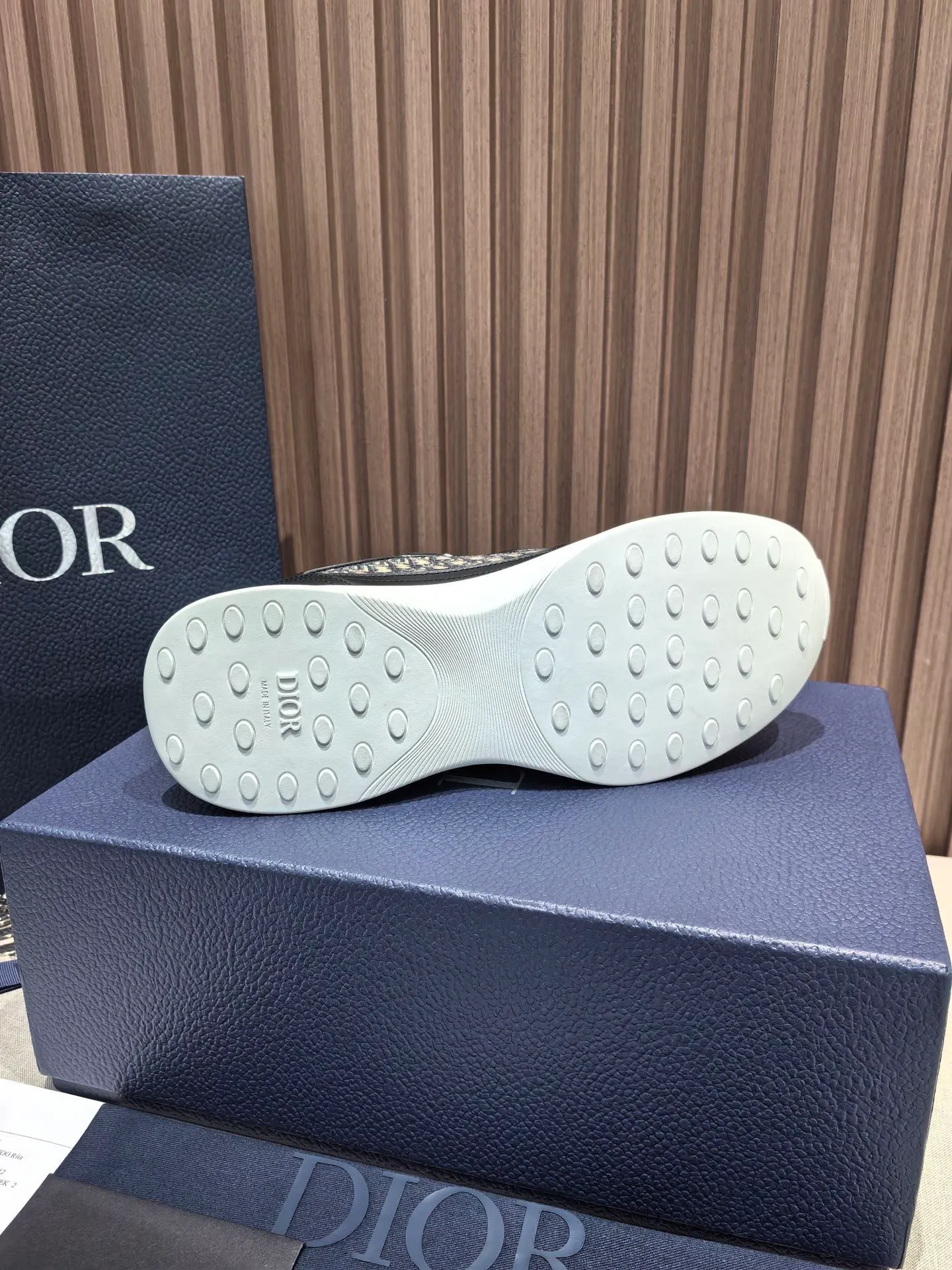 Factory price: 440💰 🔍Top purchasing agent🇮🇹 Dior's super-popular sports shoes, popular for street men, are synchronized with the new product counters. The uppers are made of Italian original imported cowhide and matched with D's customized fabrics. It is a must-have for fashionistas. The complex craftsmanship is perfectly reproduced. Imported soft cowhide foot pads, soles: original soles specially provided by the original factory, exclusive movable molded soles are super comfortable, original factory follow-up goods, 🔍🔍high quality, you can enter and exit the counter at will, welcome to compare, code number 38-45 (46 can be customized and cannot be returned or exchanged)